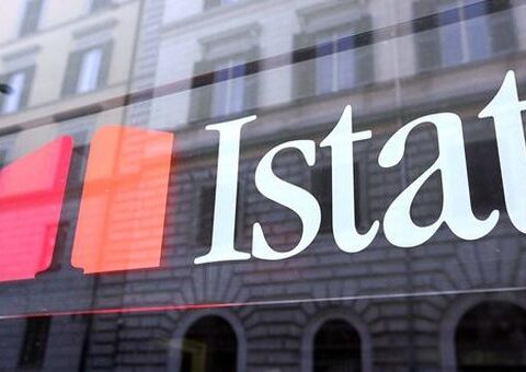 Istat logo davanti alla sede