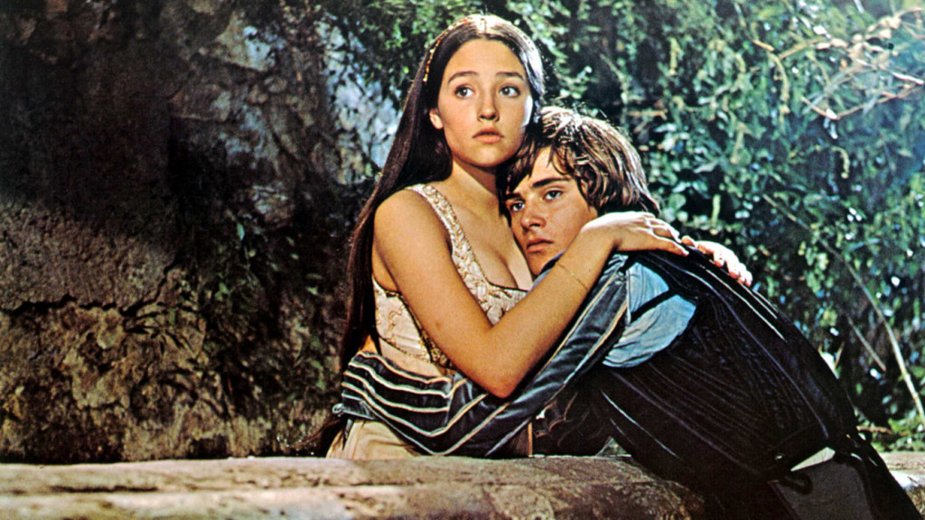 Romeo e Giulietta fidanzati abbracciati su un mure