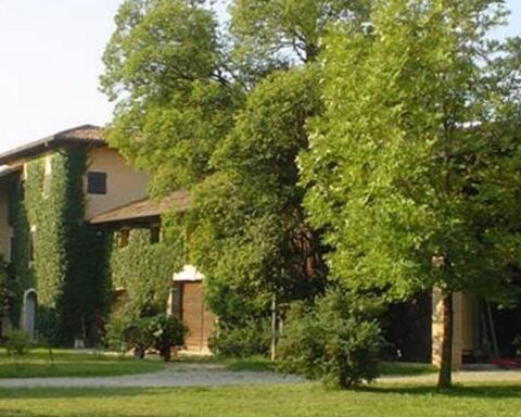Casa Foffani e Cantina con giardino alberi