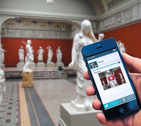 Museo con Mano e Cellulare
