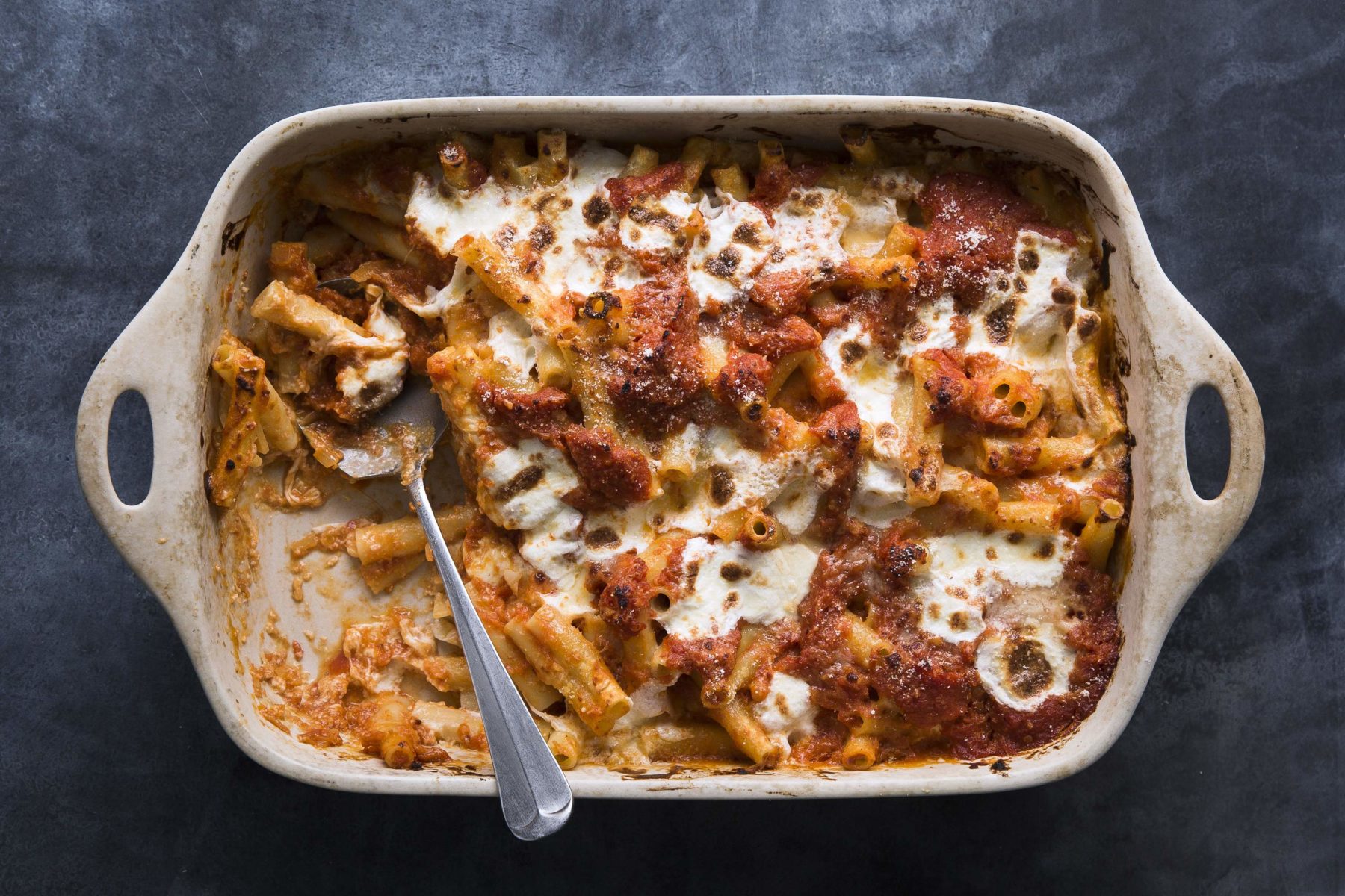Pasta al forno nella sua teglia con un cucchiaio