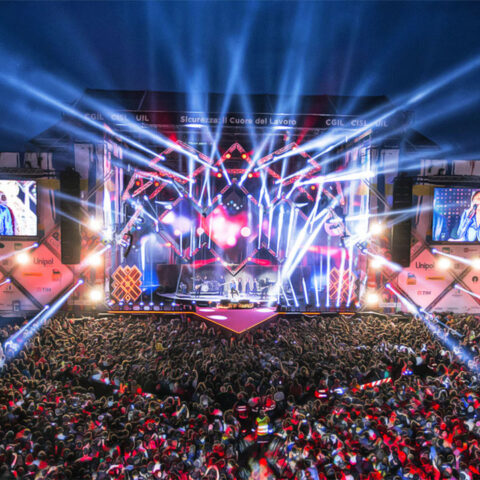 Concerto, luci e palco e pubblico