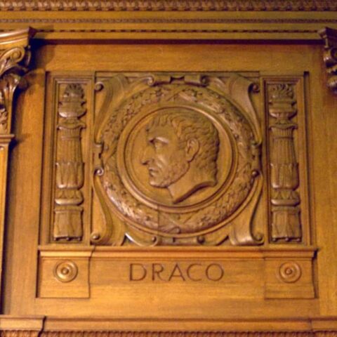 Scultura in legno di Draco in libreria