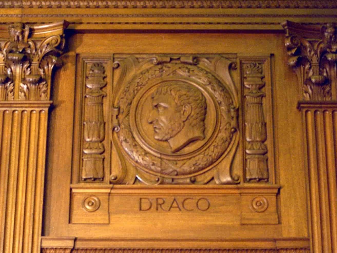 Scultura in legno di Draco in libreria