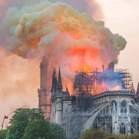 notre-dame-incendio 2019 via arttrip
