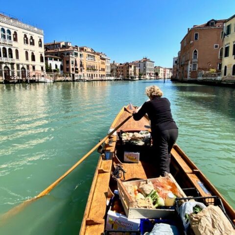 Row Venice. A Venezia la spesa viene portata in barca