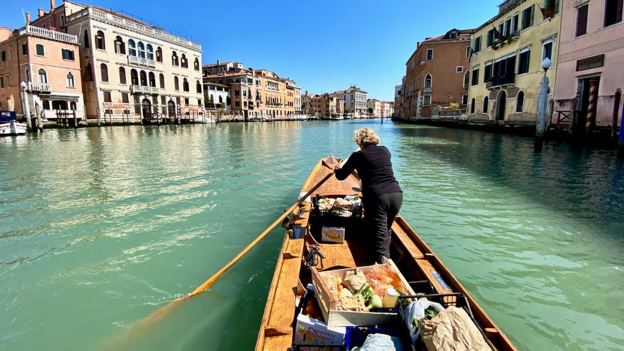 Row Venice. A Venezia la spesa viene portata in barca