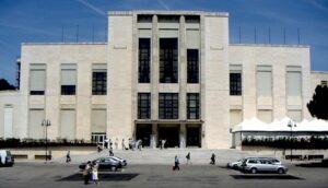 Una fontana coreografica “a scomparsa” – ovvero integrata nella pavimentazione - per riqualificare l’ex Palazzo del Casinò al Lido.