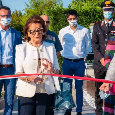 Il momento del taglio del nastro dell'Acqua Park Garden del Villaggio San Francesco.  (da sx) il Sindaco di Caorle, Luciano Striuli; la Presidente di Biasuzzi Spa Divisione Turismo, Gina Biasuzzi;  Giuseppe Biasuzzi, Caterina Biasuzzi, Fabio Biasuzzi (membri del board aziendale che gestisce il Villaggio San Francesco).