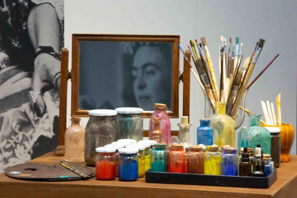 MOSTRA FRIDA - IL CAOS DENTRO Pennelli e colori dal suo studio