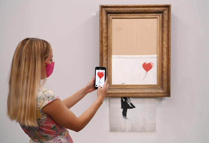 love-is-in-the-bin-fonte-ansa-epa