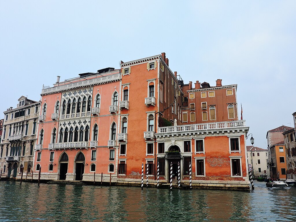 Palazzo Pisani Moretta fotografato dal Canal Grande (ph. Dimitris Kamaras from Athens, Greece, CC BY 2.0 via Wikimedia Commons)