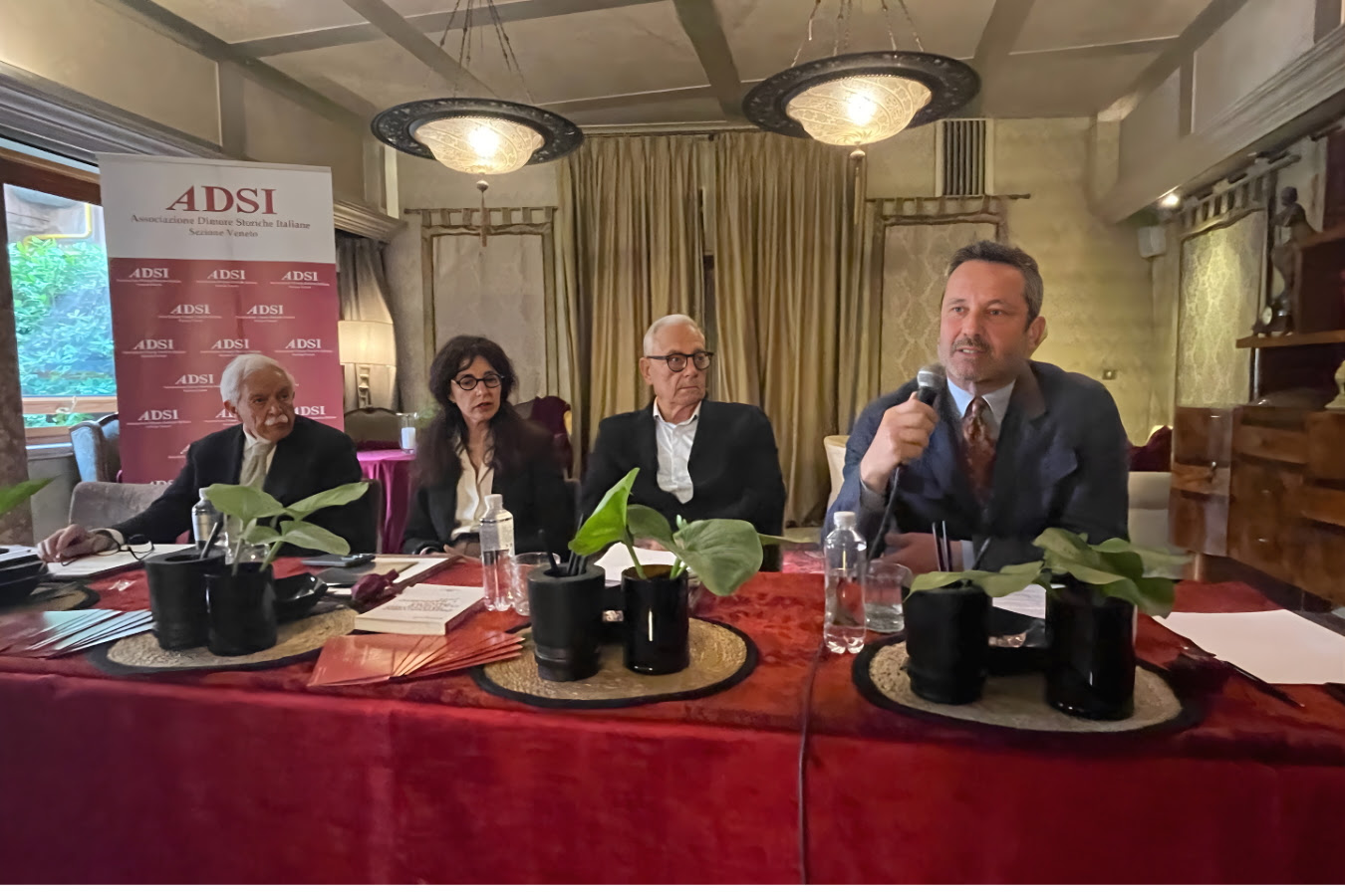 A destra il Presidente Compostella a Venezia; accanto a lui il Presidente uscente, l'avvocato veneziano, Giulio Gidoni (Ph. fonte Ufficio Stampa Adsi)