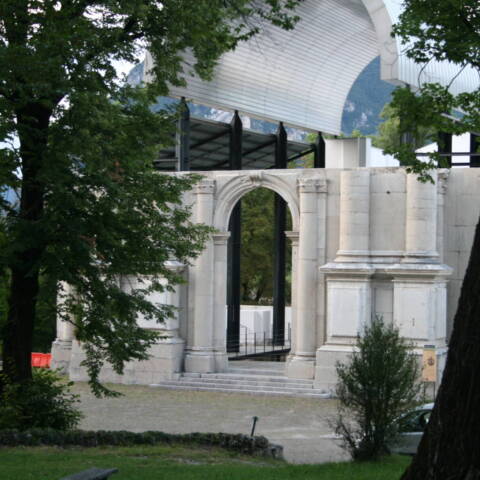 Tempietto presso la Fortezza di Osoppo (Ph. Giuseppe Basile 99 - Opera propria, CC BY-SA 4.0 via wikimedia)