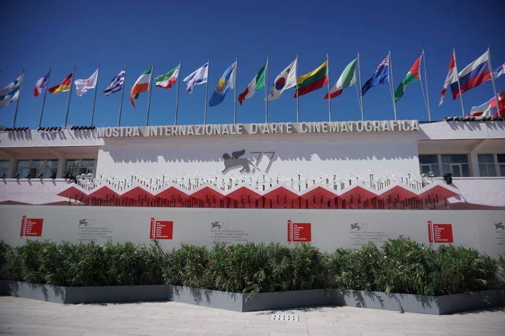 Il Palazzo del Cinema al Lido di Venezia (ph. Unsplash / Riccardo Lo Re)