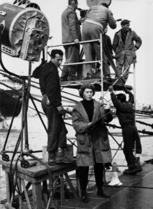 Sul set del film Sotto dieci bandiere di Duilio Coletti 1960 (Ph. ufficio stampa Biblioteca Civica A. Hortis Archivio Diplomatico e Fondi Archivistici