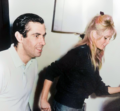 Il regista francese Roger Vadim con l'attrice Brigitte Bardot mentre ballano durante una serata a Firenze (Ph. by Keystone / Gamma - https://www.gettyimages.fr/detail/photo-d'actualité/the-french-movie-director-roger-vadim-and-his-wife-photo-dactualité/104409360, Public Domain, via https://commons.wikimedia.org/w/index.php?curid=131423882)