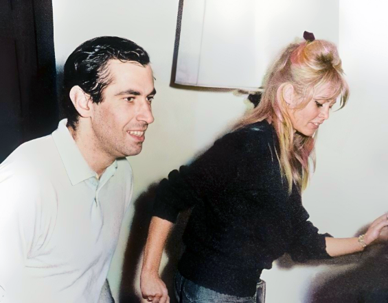 Il regista francese Roger Vadim con l'attrice Brigitte Bardot mentre ballano durante una serata a Firenze (Ph. by Keystone / Gamma - https://www.gettyimages.fr/detail/photo-d'actualité/the-french-movie-director-roger-vadim-and-his-wife-photo-dactualité/104409360, Public Domain, via https://commons.wikimedia.org/w/index.php?curid=131423882)