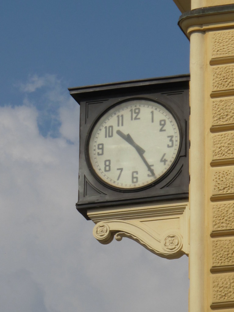 L’orologio della stazione di Bologna (ph Openverae / Flickr - ho visto Nina volare )