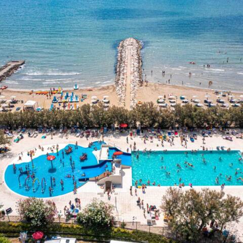 La spiaggia del Villaggio San Francesco e una delle piscine