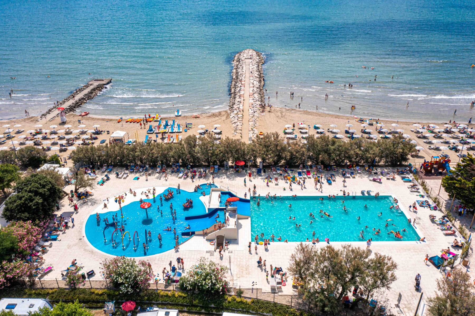 La spiaggia del Villaggio San Francesco e una delle piscine