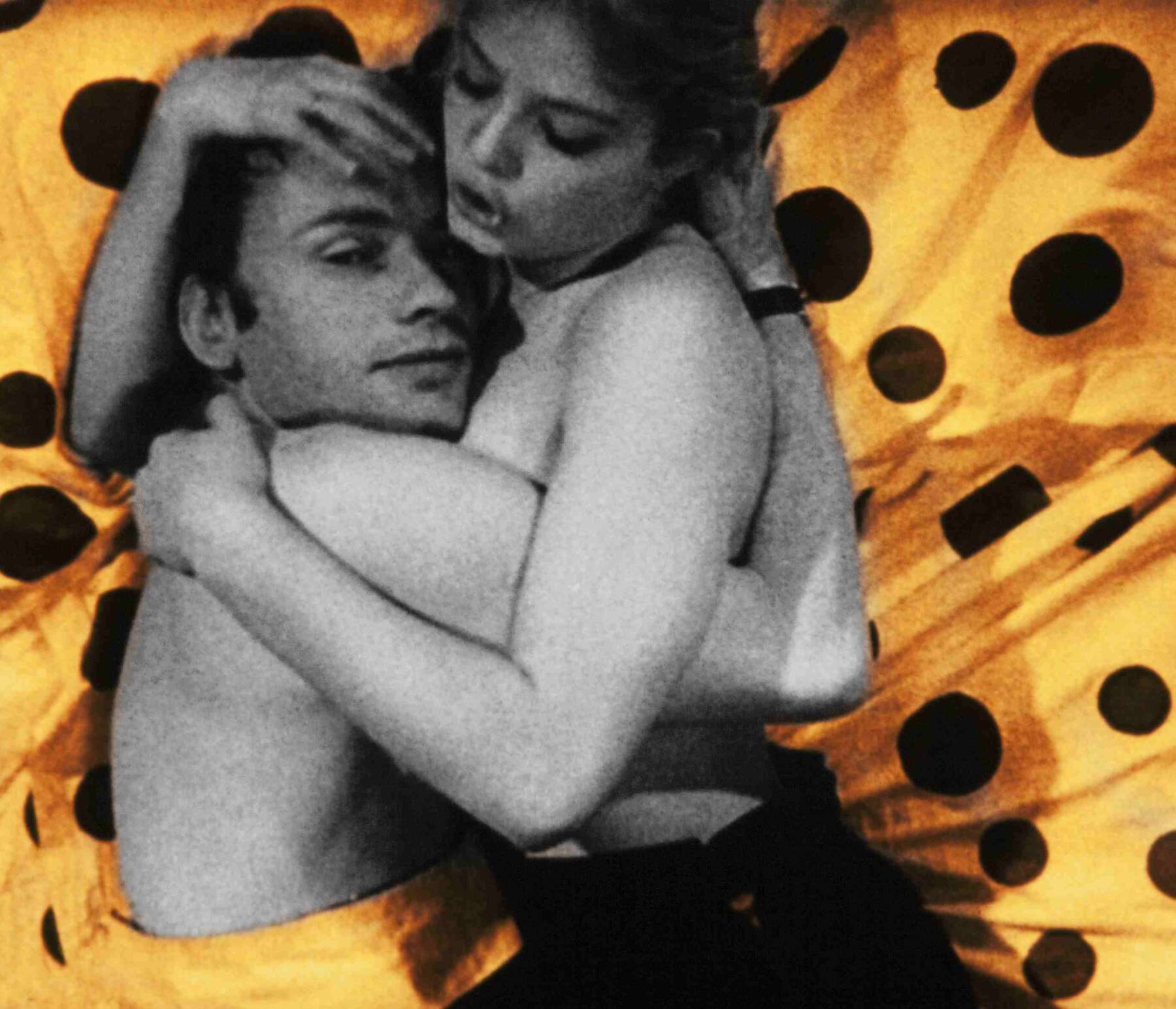 Una scena del film Col Cuore in Gola e l'evidente richiamo alla pop-art (ph courtesy Ufficio Stampa la Biennale di Venezia)