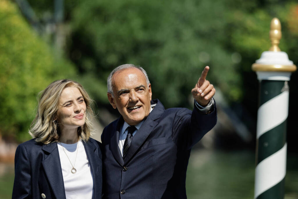 Greta Scarano e Alberto Barbera arrivano alla Darsena dell'Exclesior (Ph. Jacopo_Salvi Courtesy_Archivio_Storico_La_Biennale_di_Venezia)