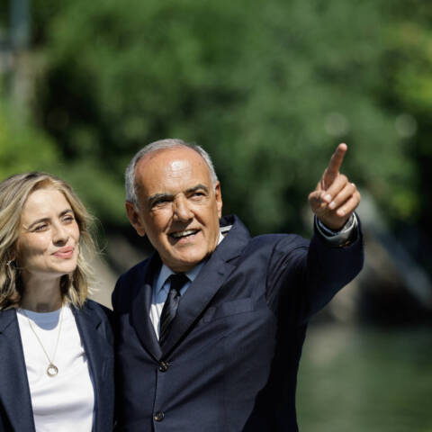 Greta Scarano e Alberto Barbera arrivano alla Darsena dell'Exclesior (Ph. Jacopo_Salvi Courtesy_Archivio_Storico_La_Biennale_di_Venezia)