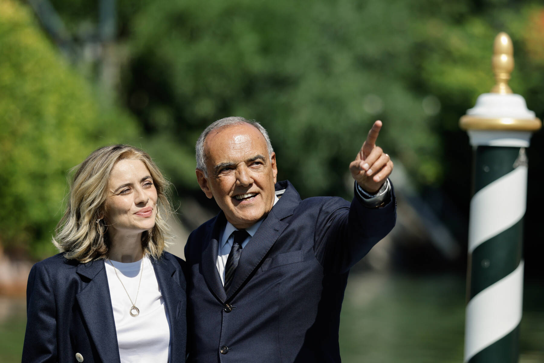 Greta Scarano e Alberto Barbera arrivano alla Darsena dell'Exclesior (Ph. Jacopo_Salvi Courtesy_Archivio_Storico_La_Biennale_di_Venezia)