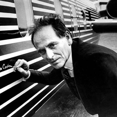 Pierre Cardine negli anni '80 traccia la sua inconfondibile firma (ph. by News service - eBay, Public Domain, via wikimedia)