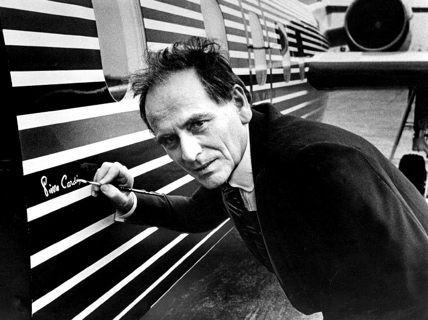 Pierre Cardine negli anni '80 traccia la sua inconfondibile firma (ph. by News service - eBay, Public Domain, via wikimedia)
