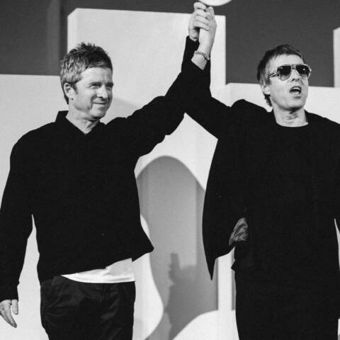 Noel e Liam Gallagher degli Oasis alla premiere di Dont' look back in anger nella posa più iconica del film (ph Giulia Parmigiani)