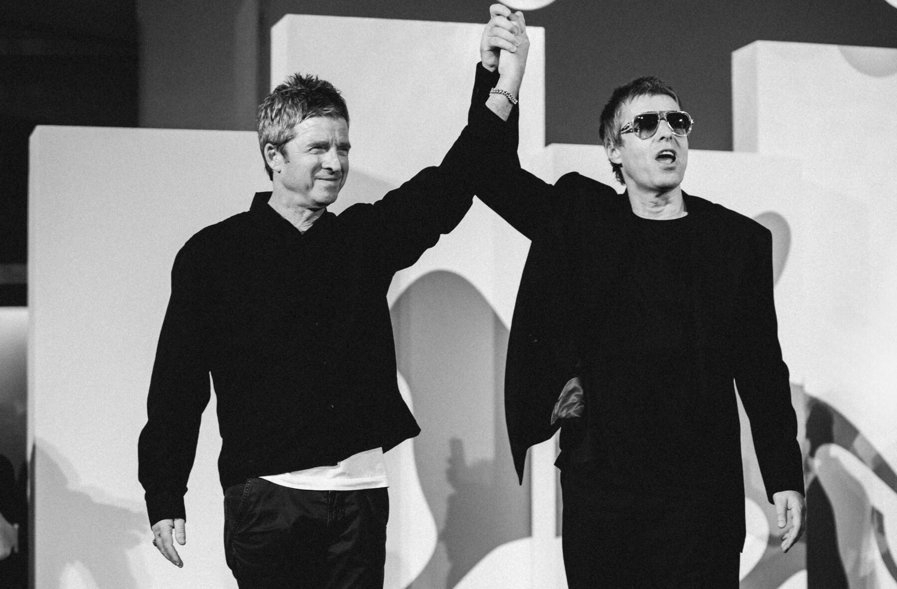 Noel e Liam Gallagher degli Oasis alla premiere di Dont' look back in anger nella posa più iconica del film (ph Giulia Parmigiani)