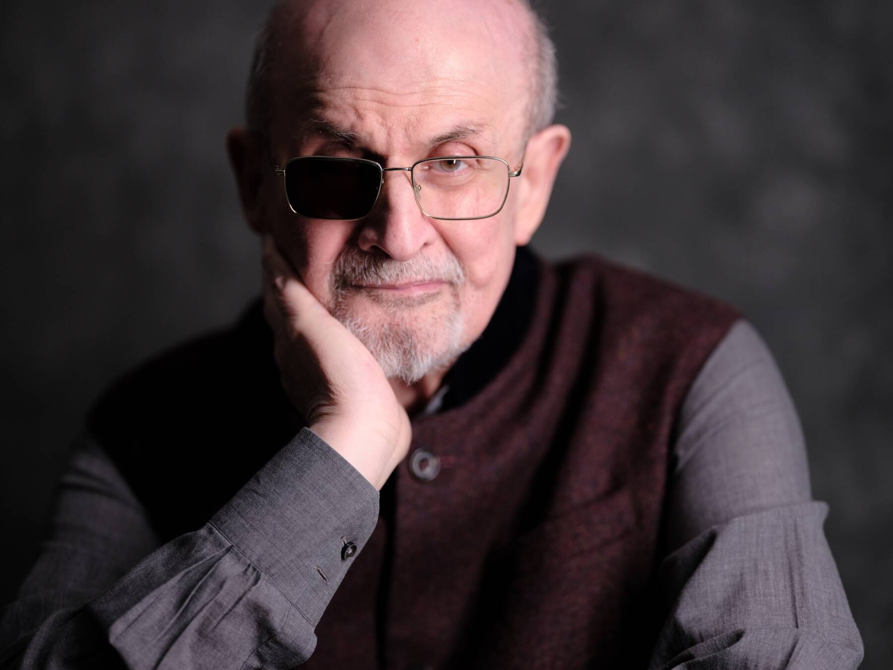 Lo scrittore Salman Rushdie (ph. Rachel Eliza Griffiths)