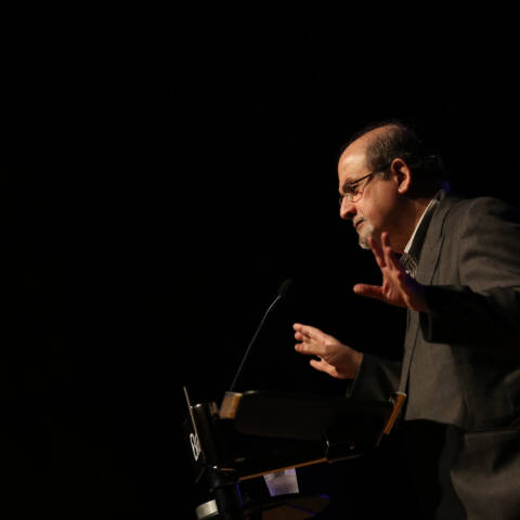 Salman Rushdie ritratto in una foto prima dell'attentato del 2022 (Ph. via Flickr - no Fronteiras Braskem do Pensamento year 2014)