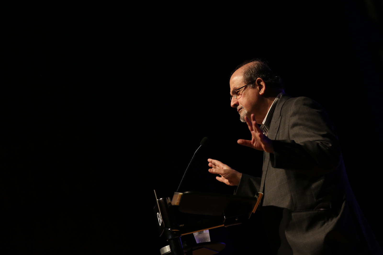 Salman Rushdie ritratto in una foto prima dell'attentato del 2022 (Ph. via Flickr - no Fronteiras Braskem do Pensamento year 2014)
