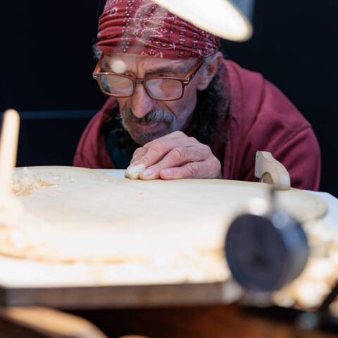 Un Maestro al lavoro al Salone dell’Alto Artigianato a Venezia (ph courtesy ufficio stampa)