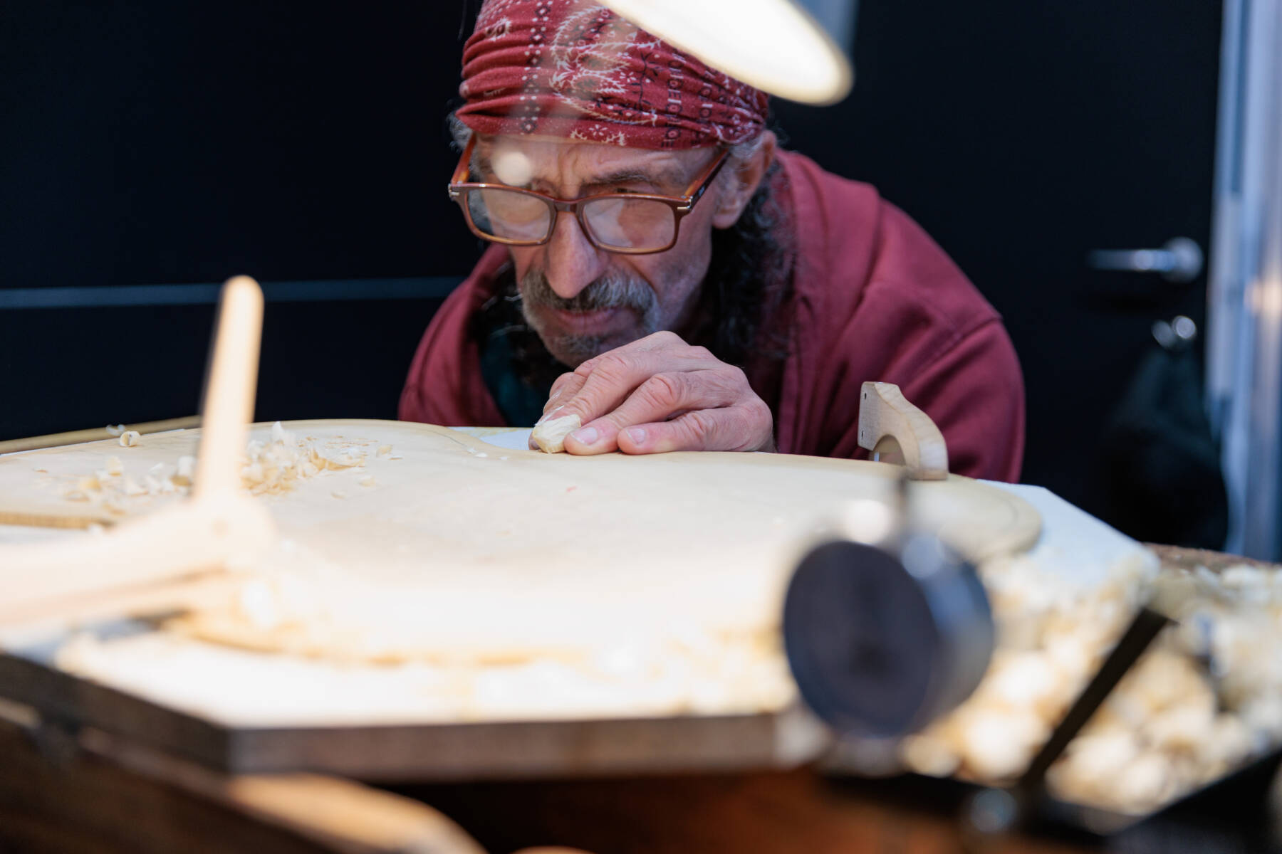 Un Maestro al lavoro al Salone dell’Alto Artigianato a Venezia (ph courtesy ufficio stampa)