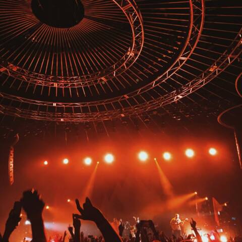 Fenomeno Oasis ma non solo: caccia ai biglietti per i concerto 2027 (Ph. via Unsplash / Aaron Paul)