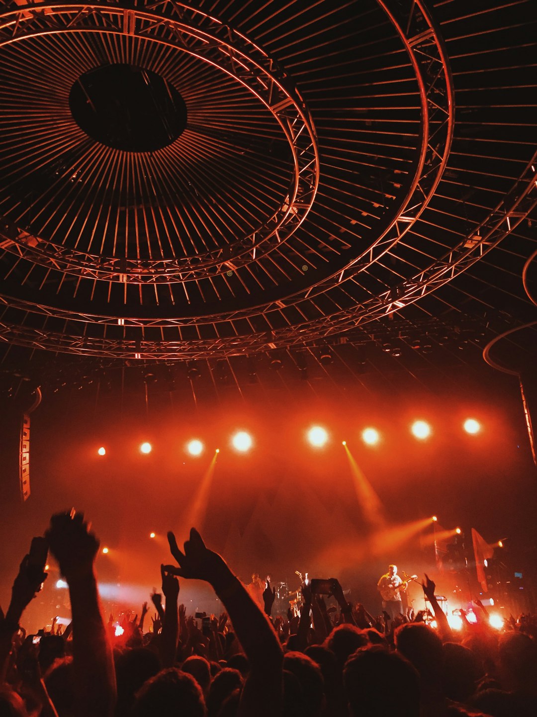 Fenomeno Oasis ma non solo: caccia ai biglietti per i concerto 2027 (Ph. via Unsplash / Aaron Paul)
