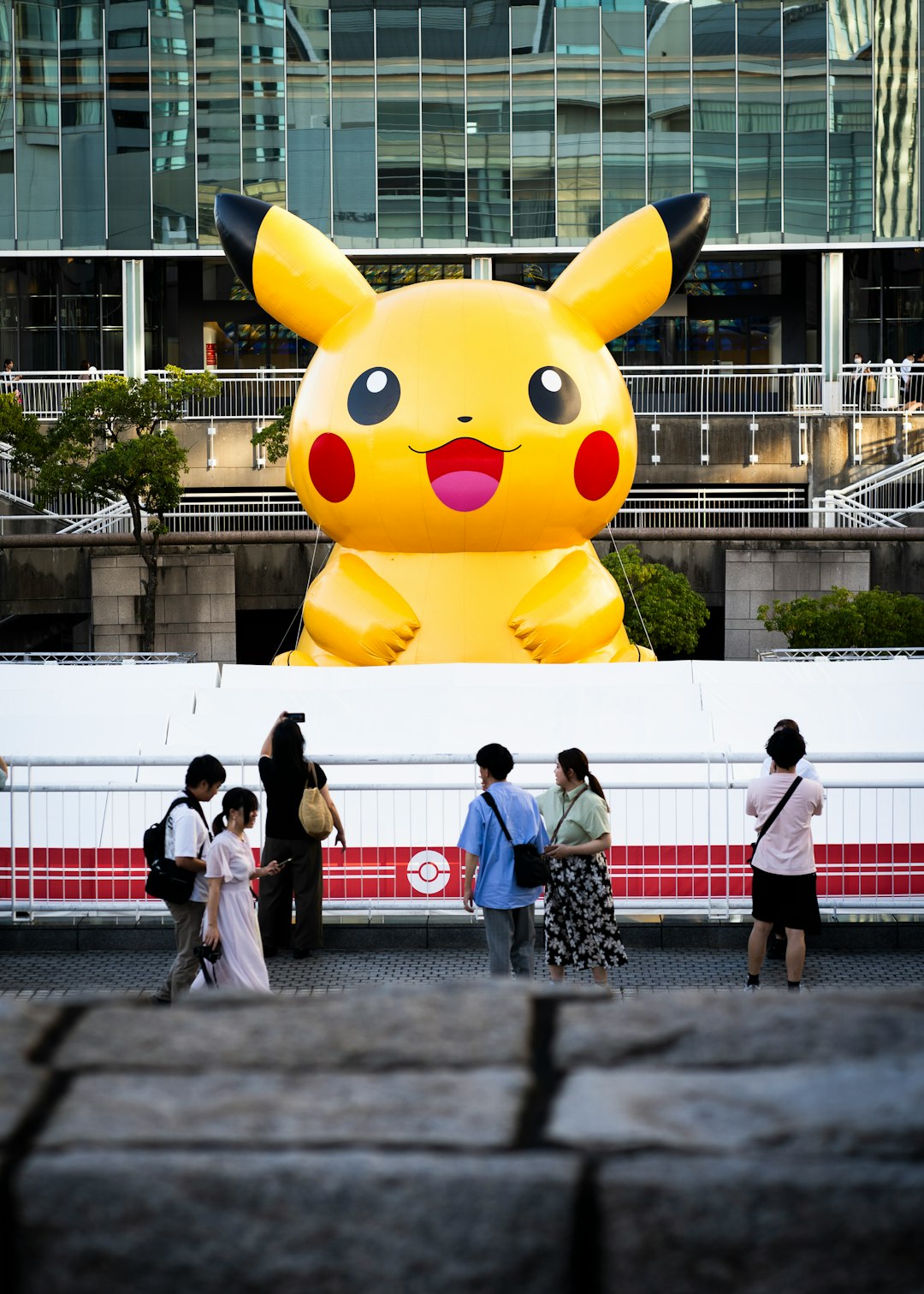 Un Pikachu gigante celebra l’epopea Pokemon (Ph. via Unsplash / Wiryan Tirtarahardjia)