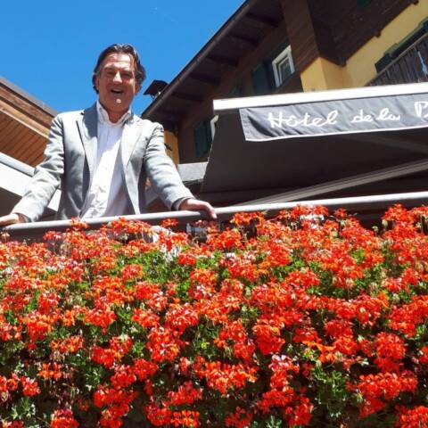 Gherardo Manaigo affacciato dalla terrazza del Posta (ph. screenshot da Facebook di Gherardo Manaigo)