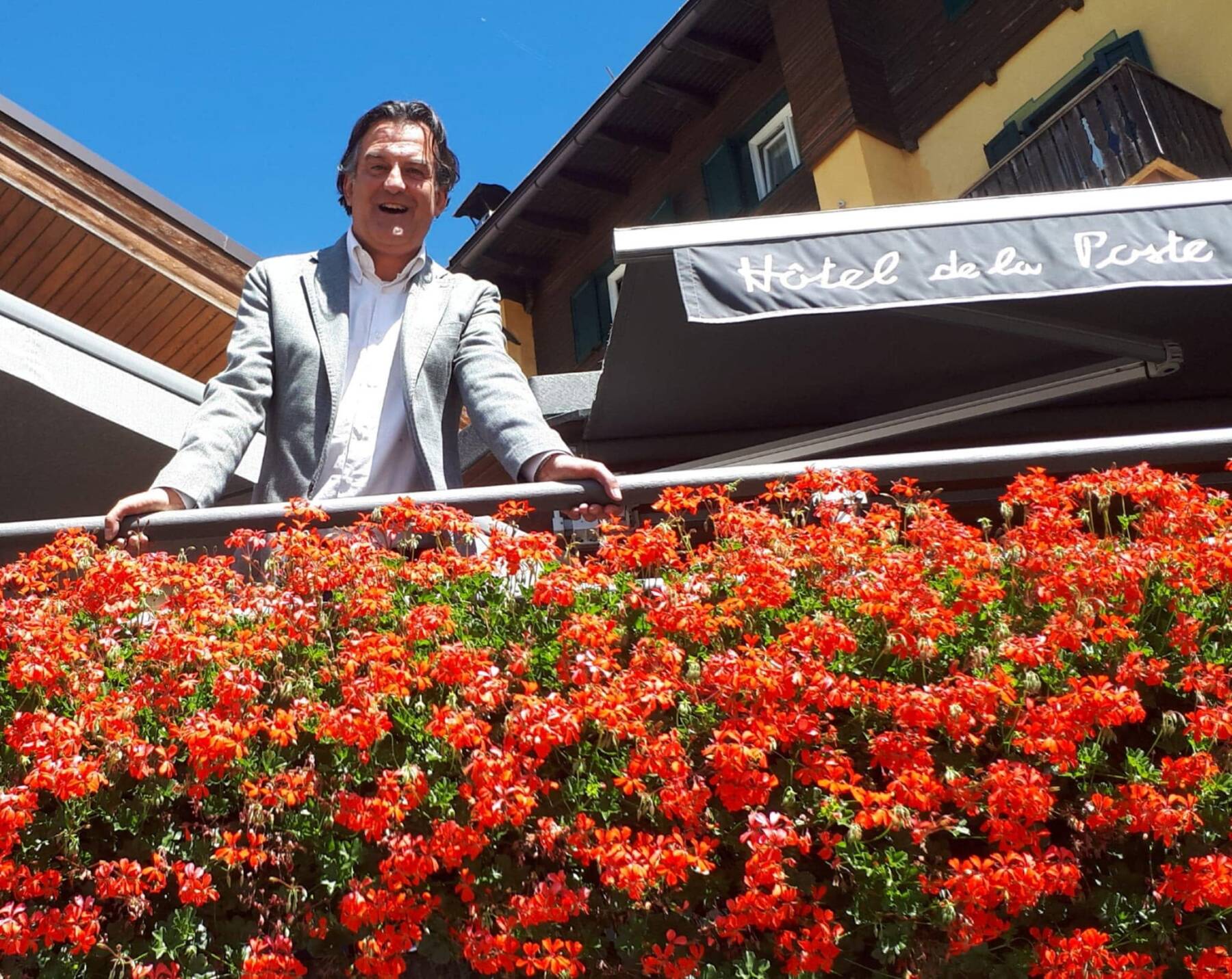 Gherardo Manaigo affacciato dalla terrazza del Posta (ph. screenshot da Facebook di Gherardo Manaigo)