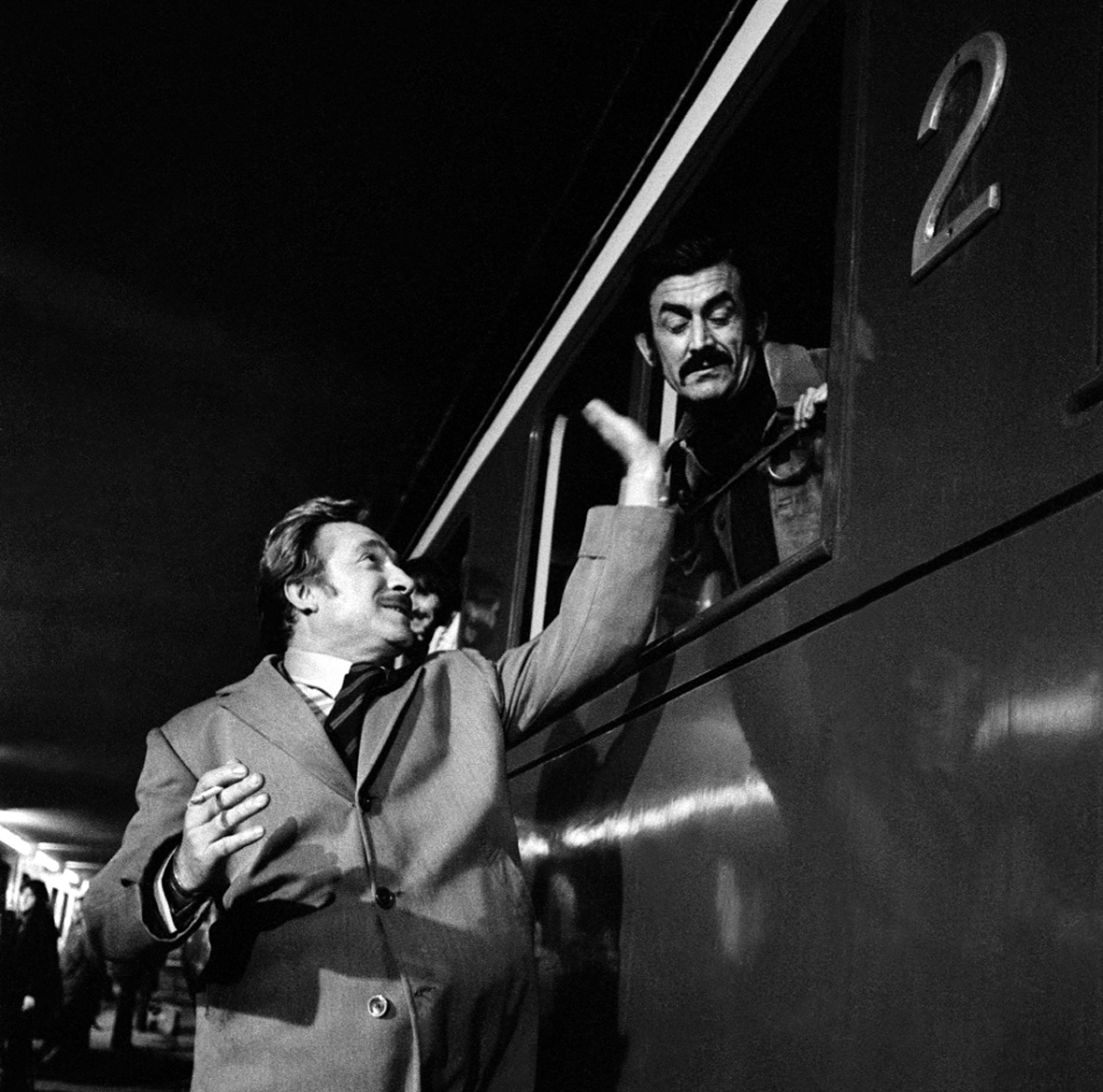 Scena epica di Amici Miei: Ugo Tognazzi e lo schiaffo in stazione ai viaggiatori in partenza (ph courtesy Centro Sperimentale di Cinematografia)