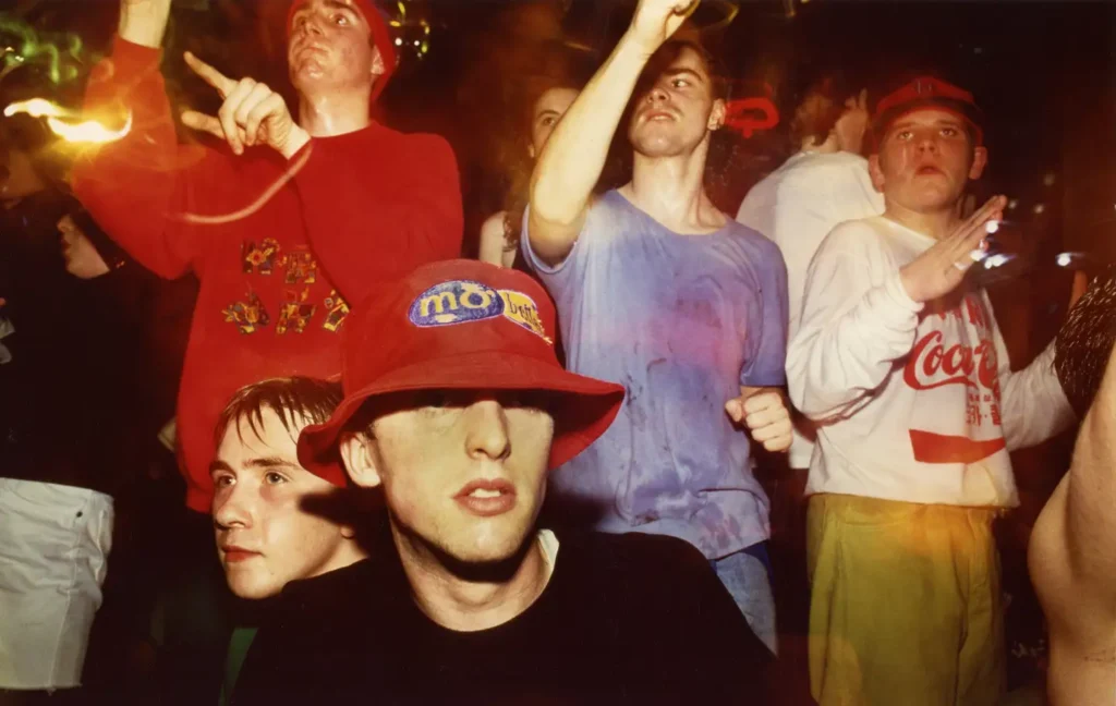 Tony Davis, Ravers at the Eclipse, Coventry, 1991 © Tony Davis.(Ph. Press Office Tate Modern Courtesy of British Culture Archive)